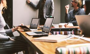 OKR vs. KPI: Unterschiede, Vorteile und wann Sie welche Kennzahl nutzen